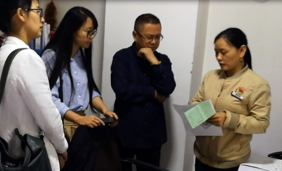 達(dá)州殯儀館一行人觀察了工作人員操作殯儀館系統(tǒng)的使用過(guò)程