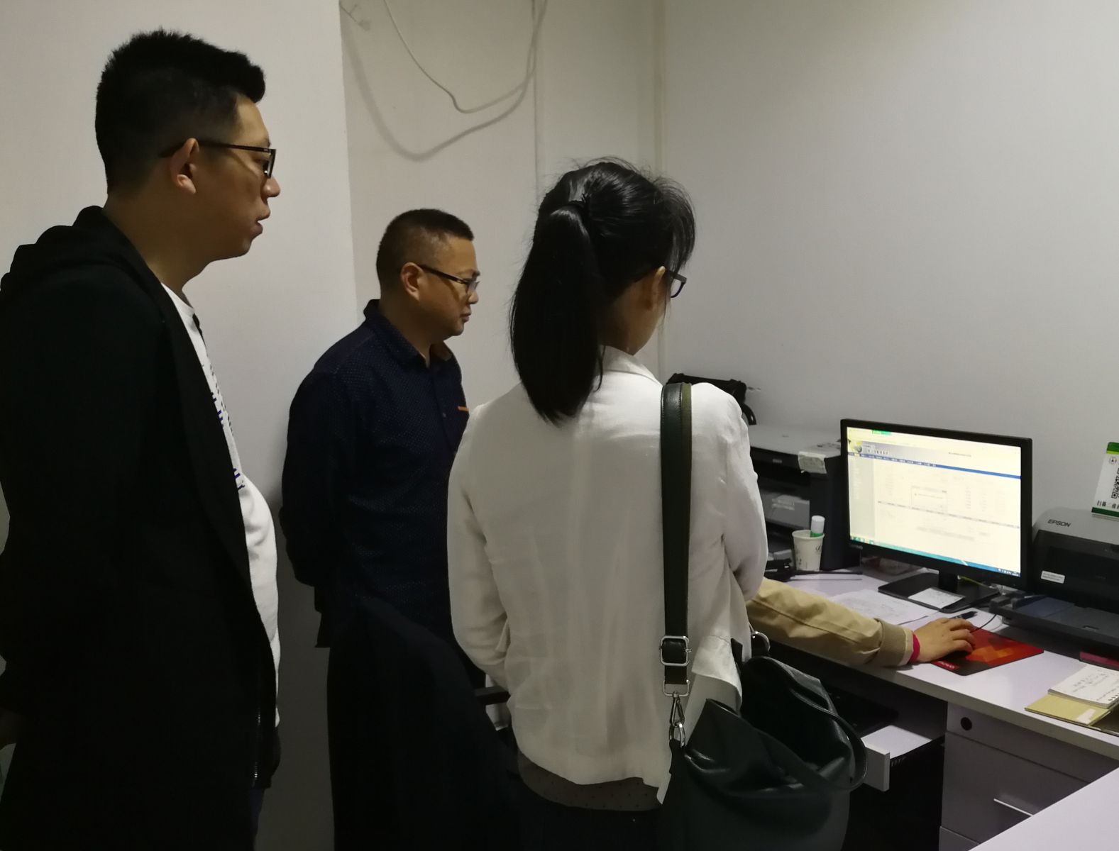 達(dá)州殯儀館一行人觀察了工作人員操作殯儀館系統(tǒng)的使用過(guò)程7